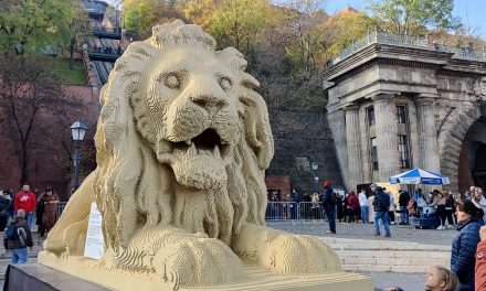 LEGO oroszlán a Clark Ádám téren
