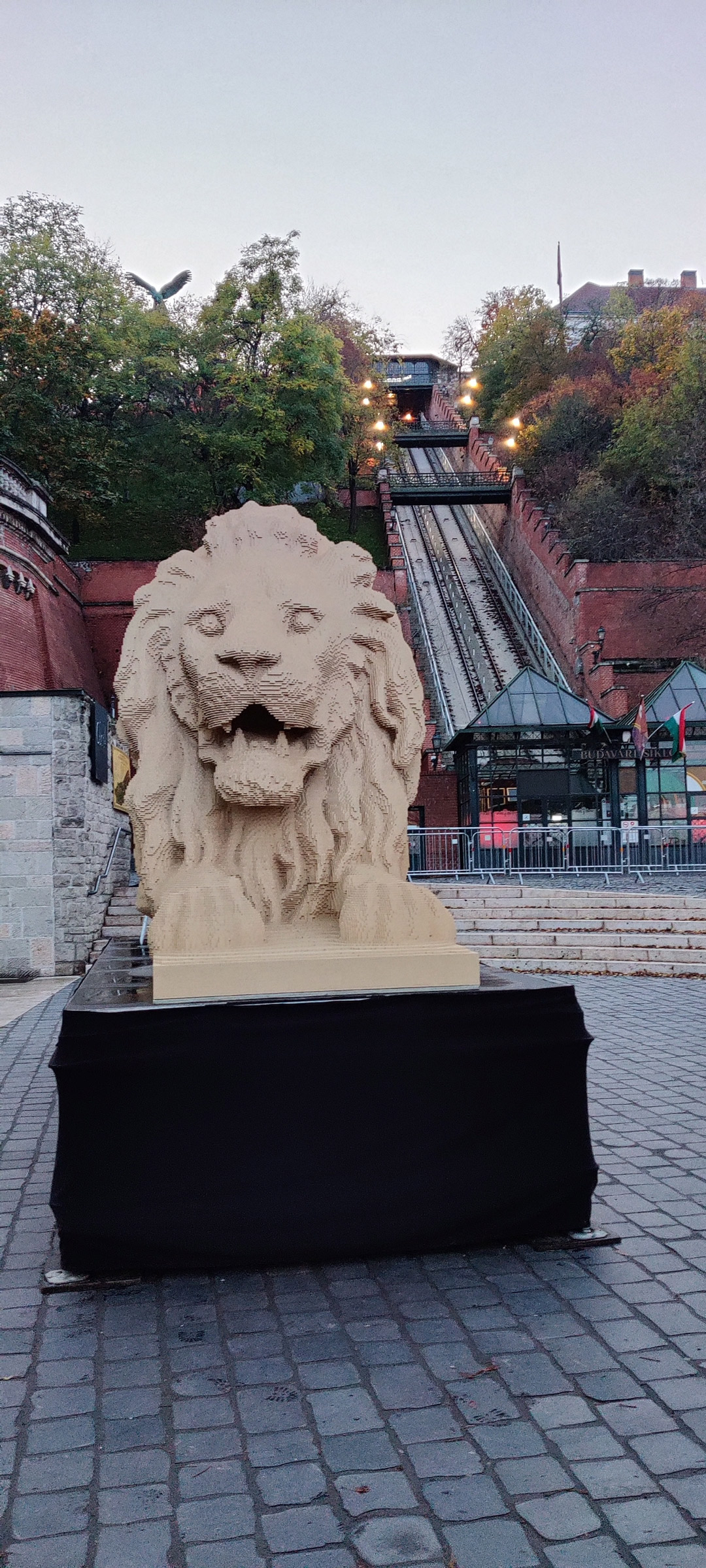 LEGO oroszlán a Clark Ádám téren a budavári sikló előtt, Clark Adam square