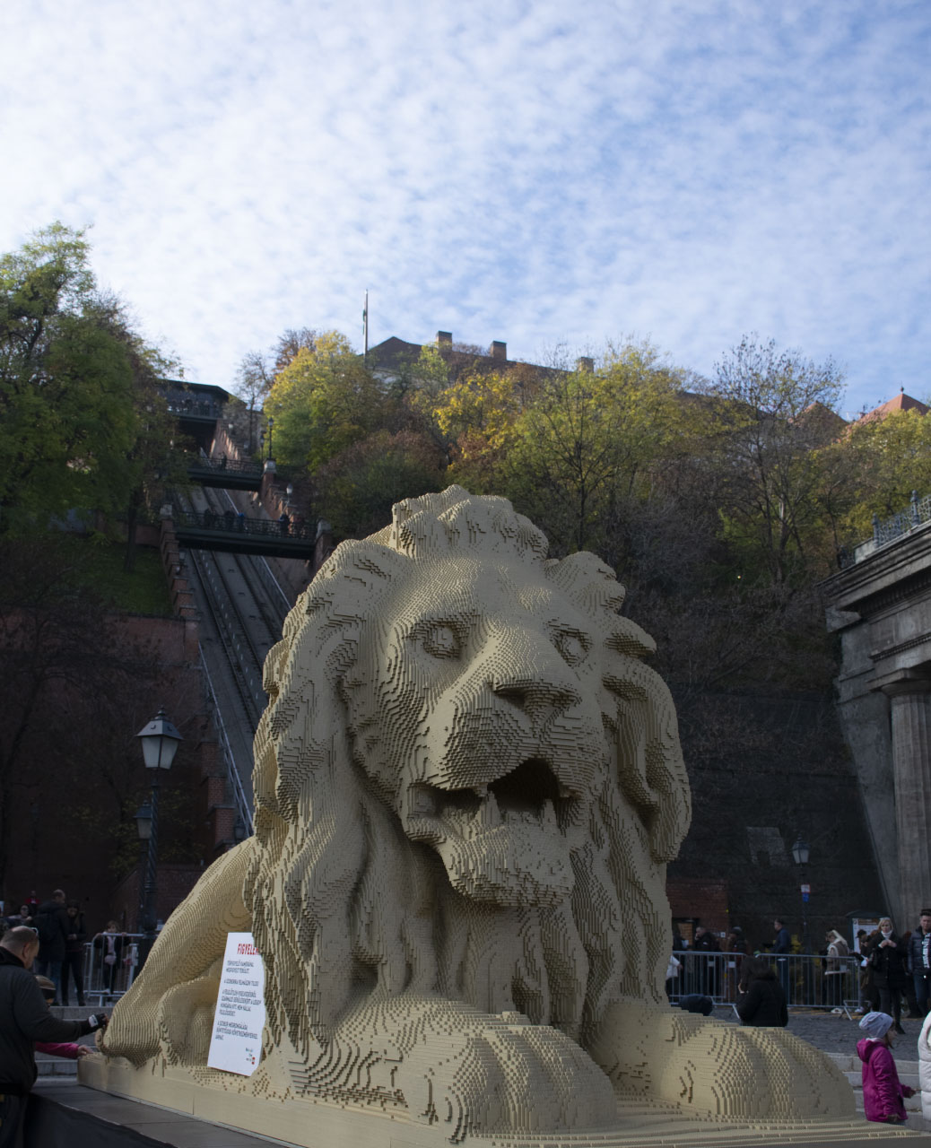 LEGO oroszlán a Clark Ádám téren 2022 november