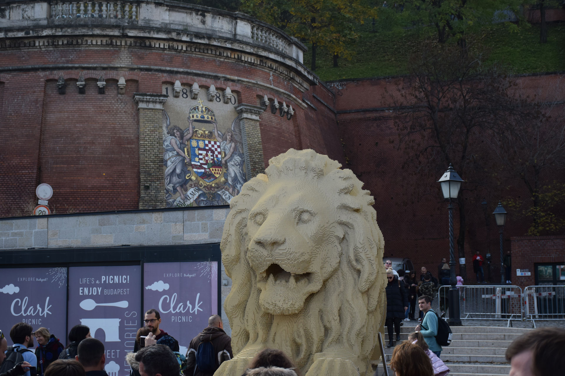 LEGO oroszlán a Clark Ádám téren 2022 november a Budai vár előtt